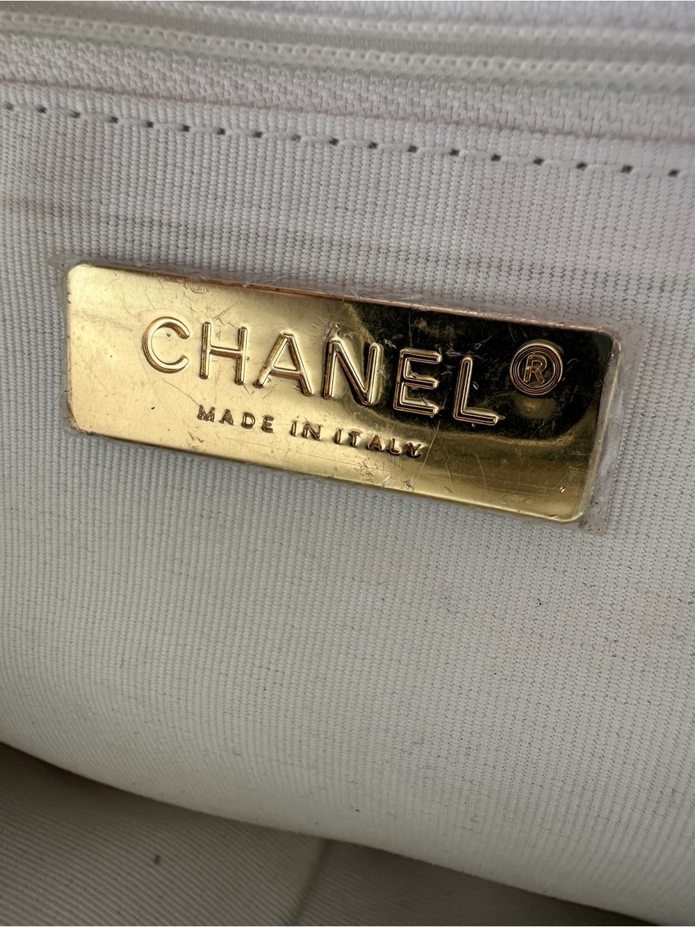CHANEL White Quilted Leather Shoulder Bag with Mixed Gold and Silver Chain Strap - Picture 7 of 9